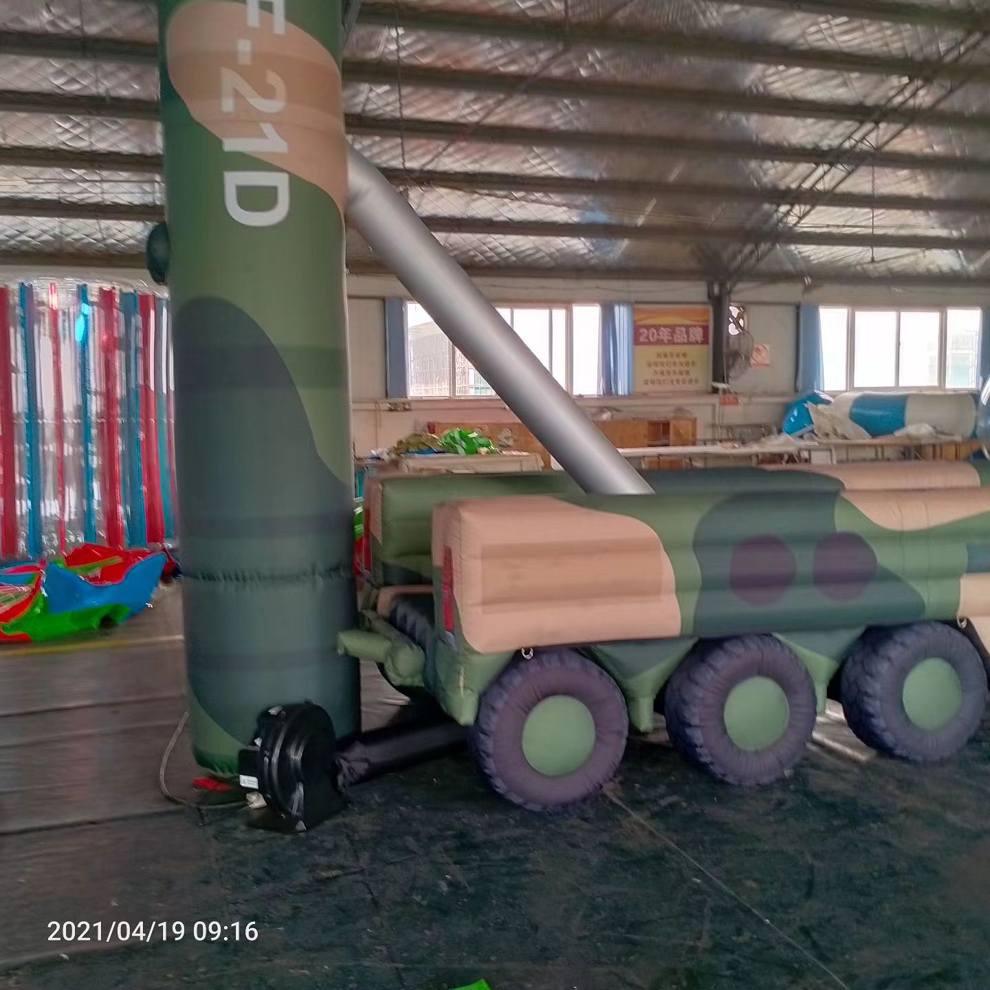 达川军事演习中的充气目标车辆：模拟发射车雷达车坦克飞机